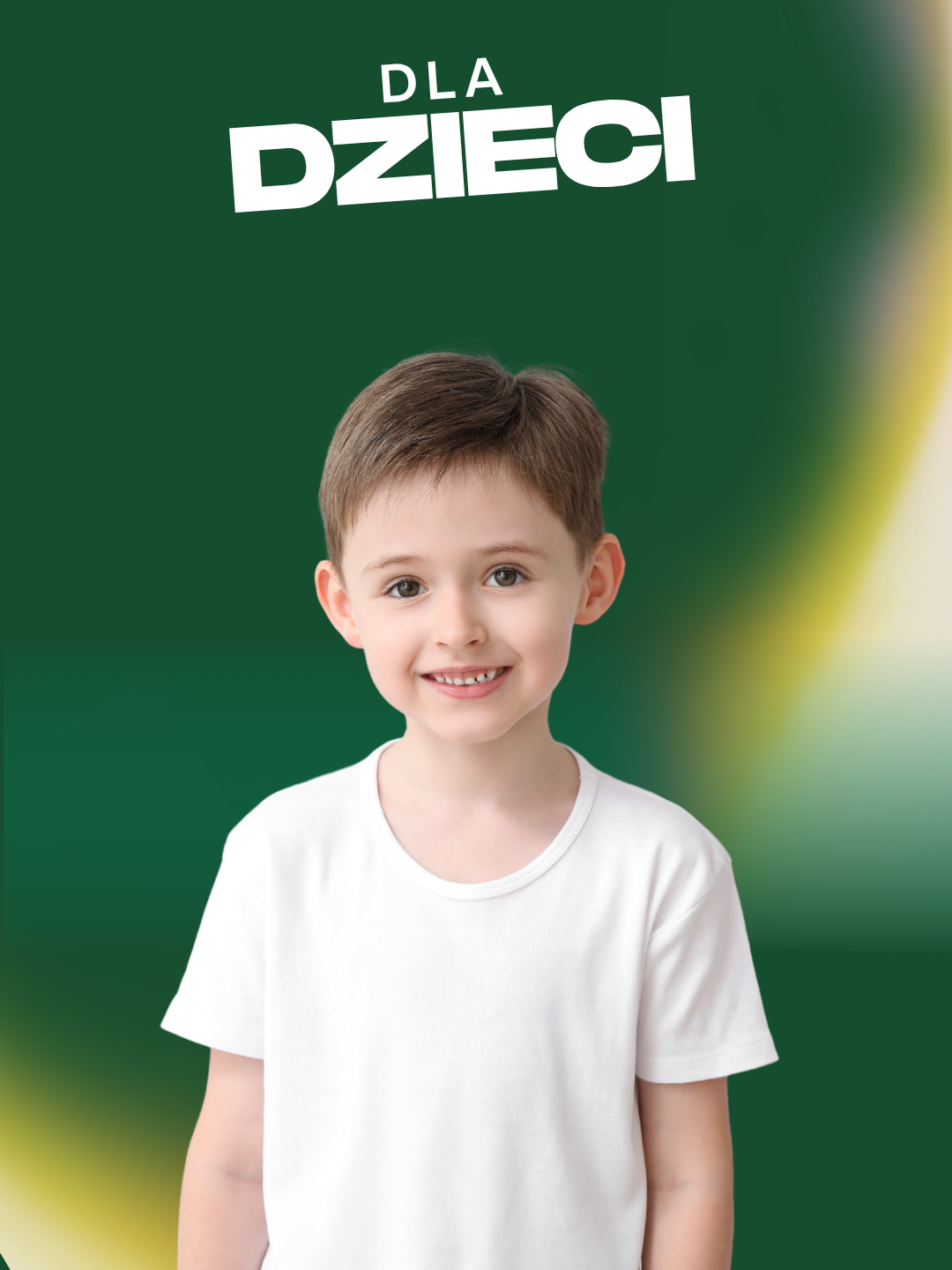 Uśmiechnięty chłopiec w białej koszulce na zielonym tle – witaminy i suplementy diety dla dzieci omega369.pl